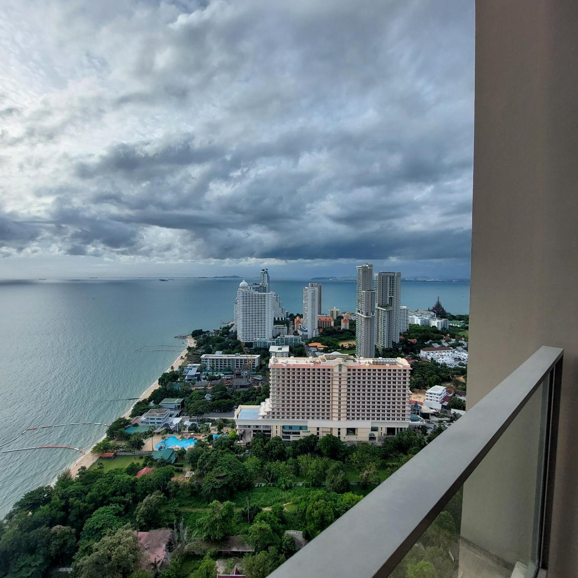 Sea View Apartment In Pattaya Esterno foto