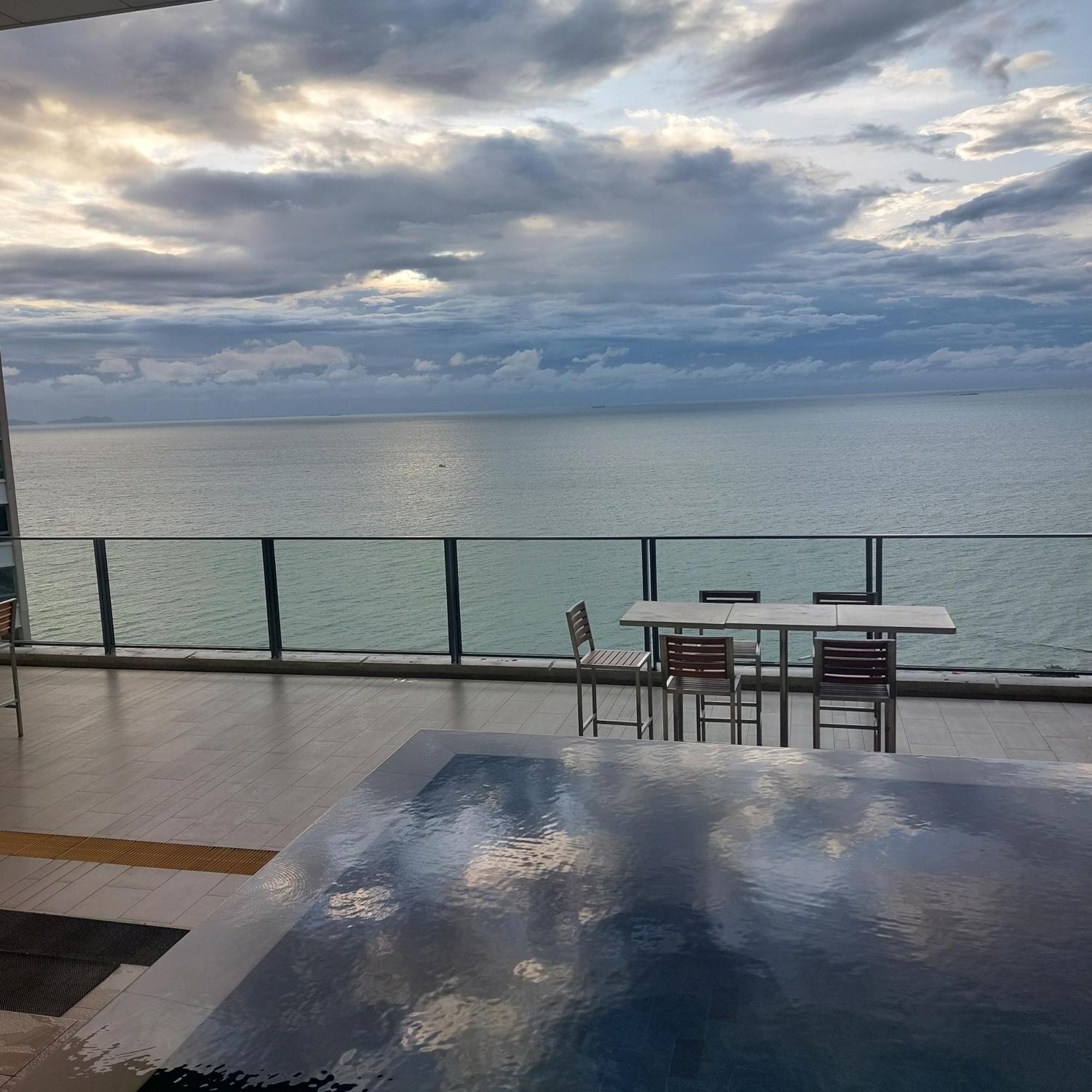 Sea View Apartment In Pattaya Esterno foto