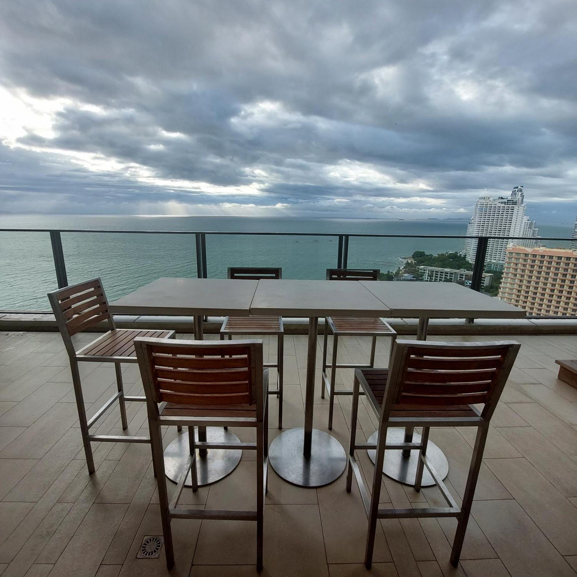 Sea View Apartment In Pattaya Esterno foto