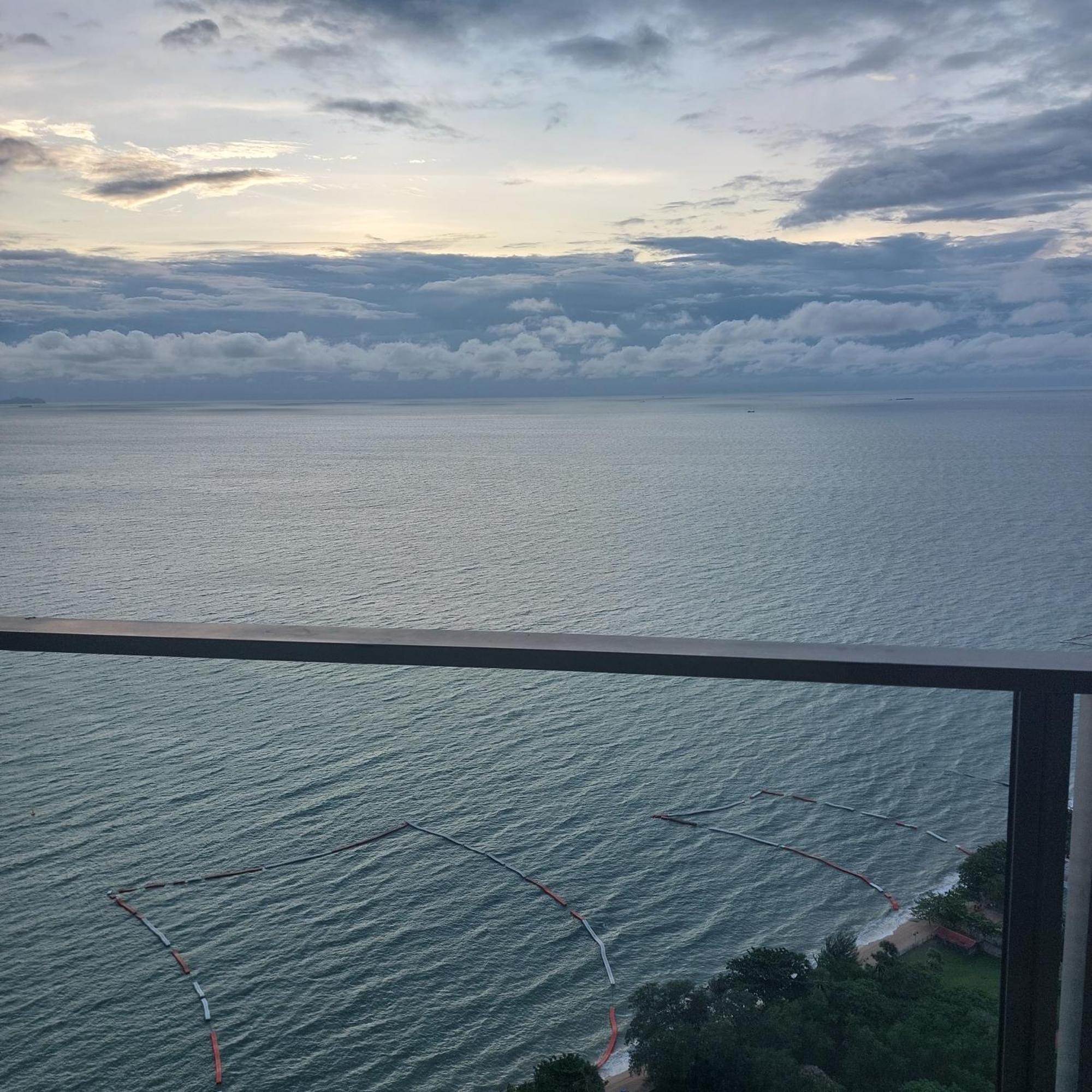 Sea View Apartment In Pattaya Esterno foto